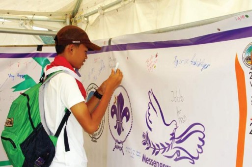 صورة كشافة السعودية ترسم لوحة «السلام» في اليابان