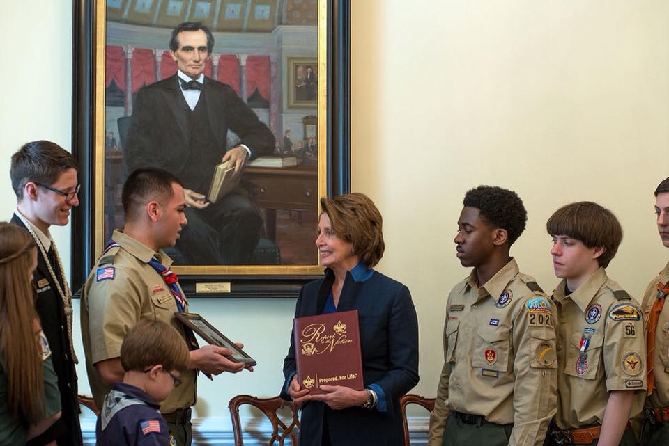 صورة الكشافة الأمريكية تقدم تقريرها السنوي للسلطات العليا وفقا لتقاليدها المميزة