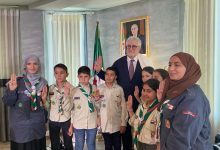 صورة أطفال فوج آمال قاوش في لقاء مع عميد مسجد باريس