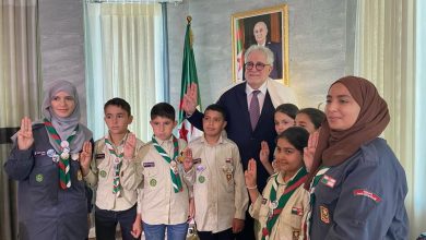 صورة أطفال فوج آمال قاوش في لقاء مع عميد مسجد باريس